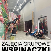 Grupowe zajęcia wspinaczki terapeutycznej.